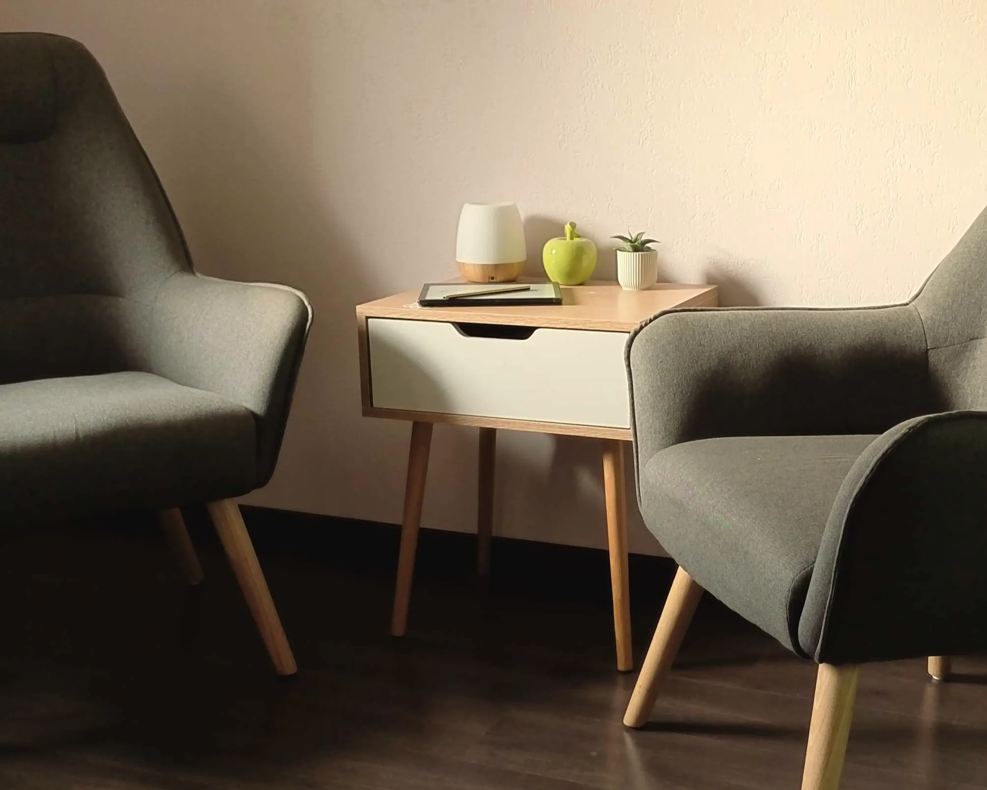 Intérieur calme du cabinet de sophrologie de Sylvain Vallette à Messimy-sur-Saône, proche Villefranche et Belleville.