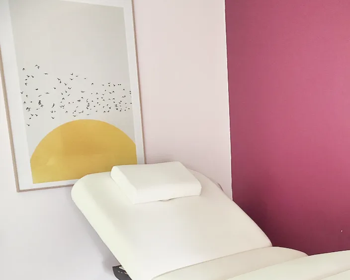 Intérieur calme et lumineux du cabinet ATC et Sophrologie de Sylvain Vallette dans l'Ain.