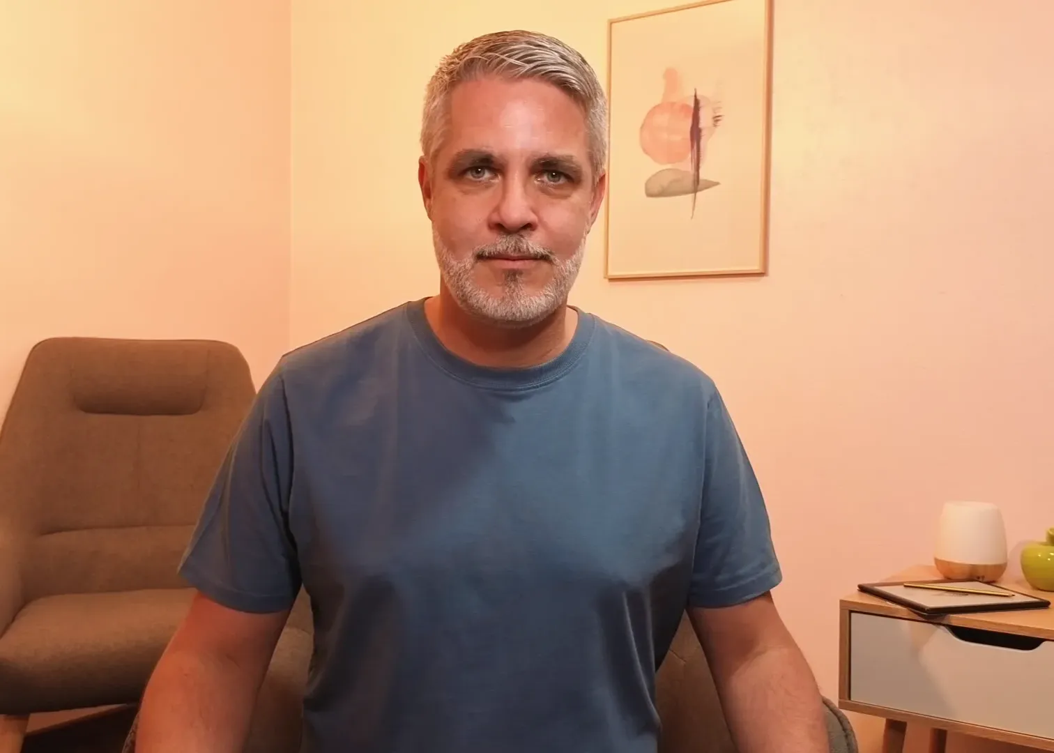 Portrait de Sylvain Vallette,, sophrologue et praticien en Approches traditionnelles chinoises (MTC) basé à Messimy sur Saône.